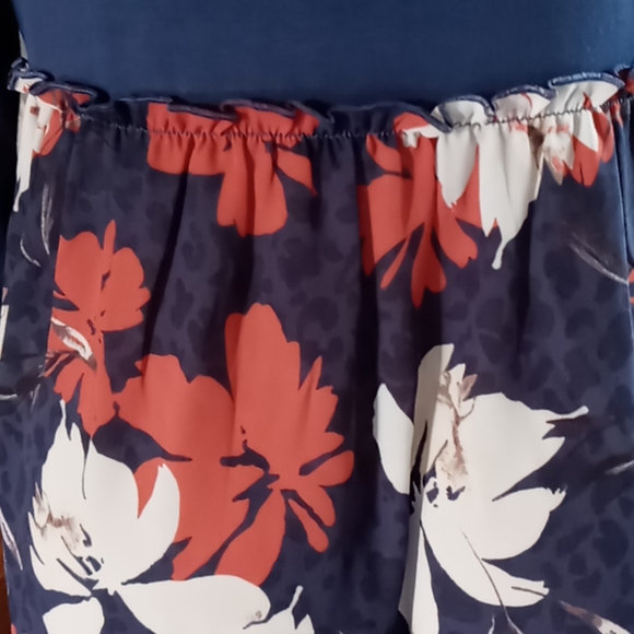 Evri Top with Tropical Flowers - Picture 6 of 6